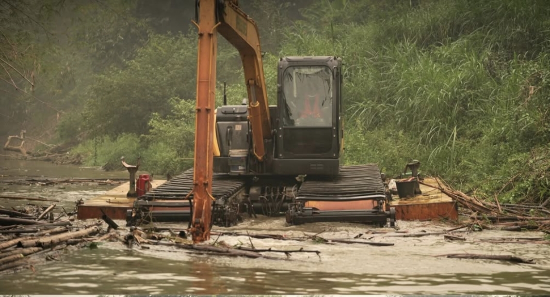 Langkah Cepat Antisipasi Banjir, Pemkab HST Turunkan Alat Berat Bersihkan Sungai