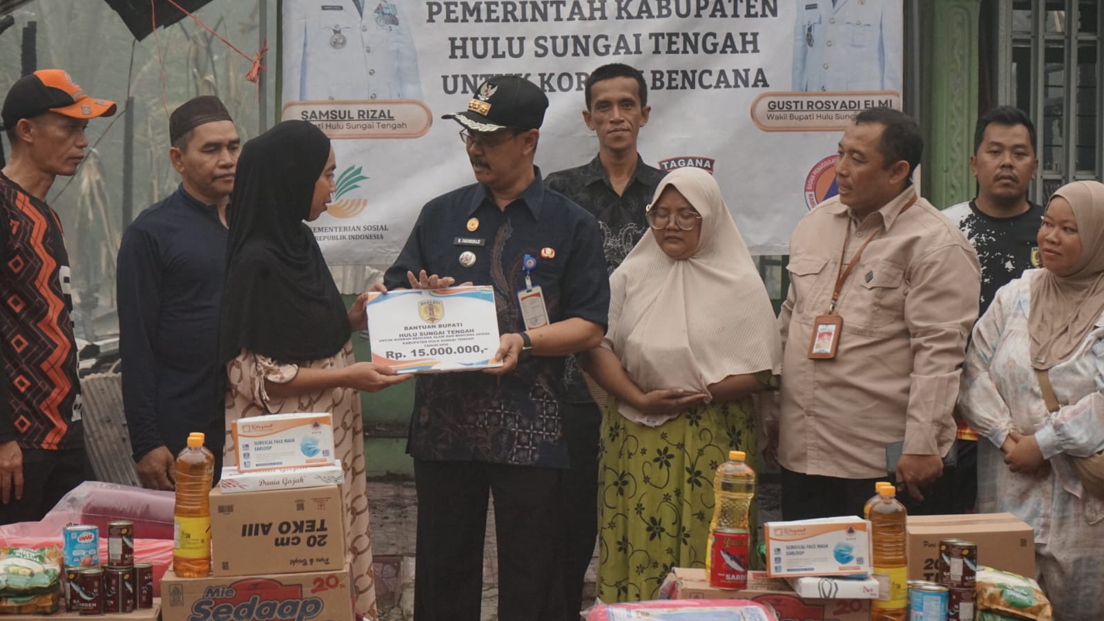 Warga Terdampak Kebakaran di Desa Mahang Sungai Hanyar Terima Bantuan