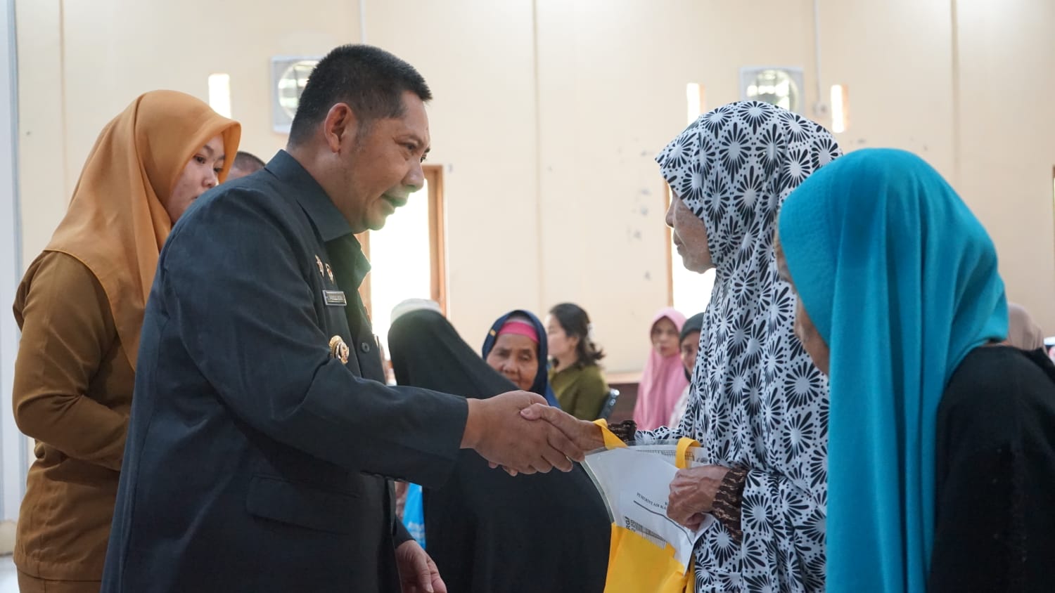 57 Lansia dan Penyandang Disabilitas di Kecamatan Hantakan Terima Bansos