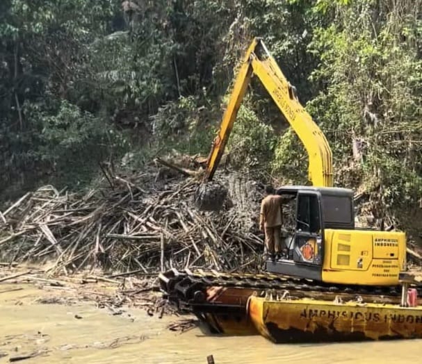 Percepat Normalisasi Sungai, Pemkab HST Tambah 2 Unit Excavator Amfibi pada 2027