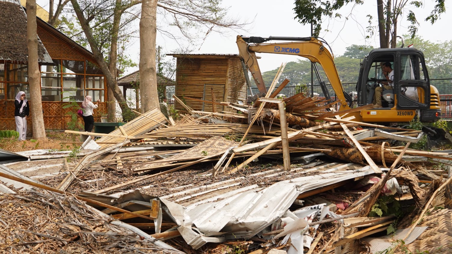 Terbengkalai, Bangunan Bambu di Kampung Ketupat Dibongkar