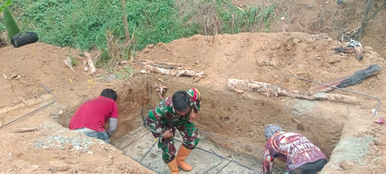 TNI dan Warga Gotong Royong Bikin Jembatan Garuda di Teluk Mesjid
