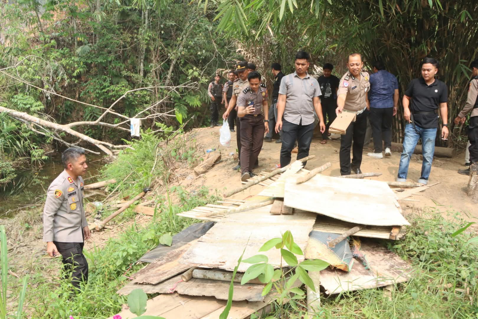Puluhan Pondok Diduga Lokasi Transaksi Sabu Dibongkar dan Dibakar