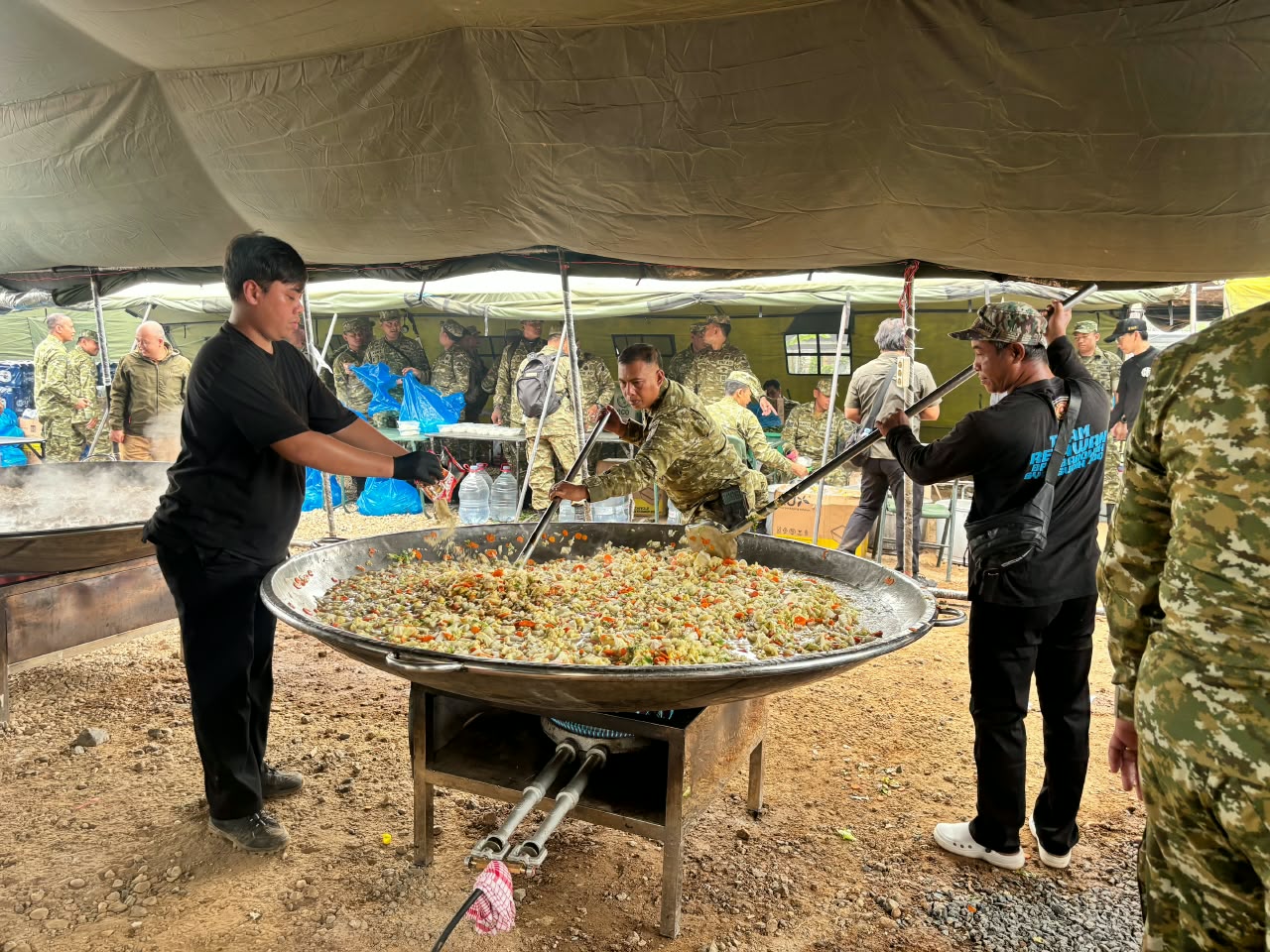 Pemprov Kalsel Apresiasi Gerakan Makan Besar Tim Kuali Merah Putih untuk Relawan Karhutla