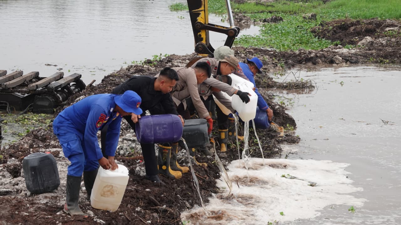 Cegah Api Menyala, Pendinginan dan Pembasahan Lahan Terus Dilakukan